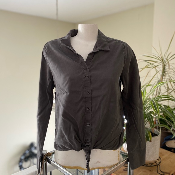 ๐ Cloth & Stone Charcoal Button-Up Blouse Size M - Picture 2 of 11